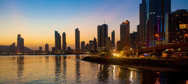 Paseo en catamarán por la bahía de Panamá al atardecer
