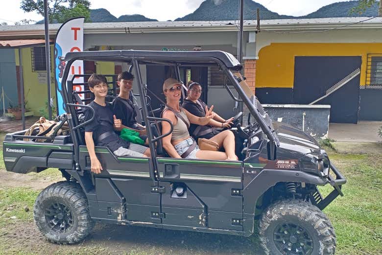 Prontos para iniciar o percurso no buggy