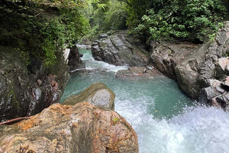 Les eaux turquoise de la cascade