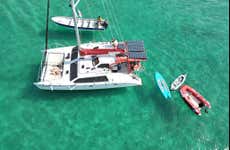 Excursão à Playa Blanca e Venas Azules de catamarã