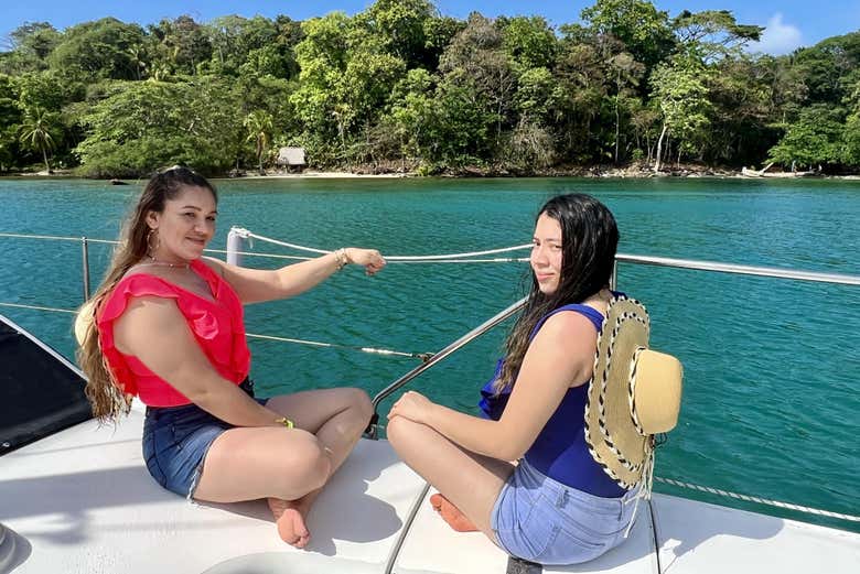 Amigas en el catamarán