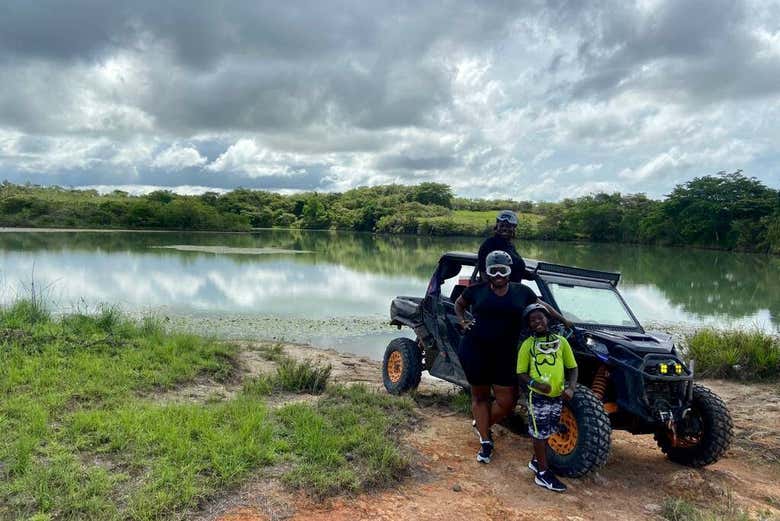 Famille à côté d'un buggy dans Riviera Pacífica