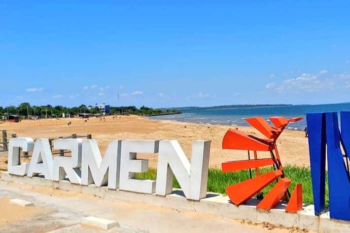 Cartel en la entrada a la playa