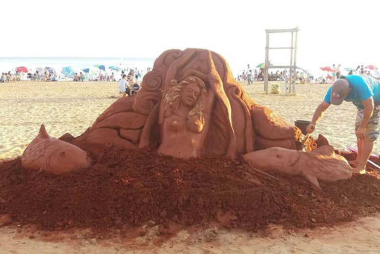 Escultura en la orilla