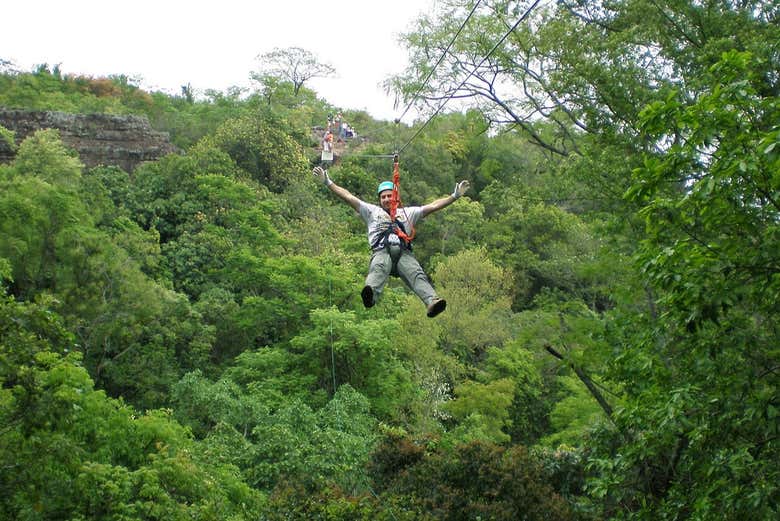 Tirolina a través de los bosques de Mbatoví