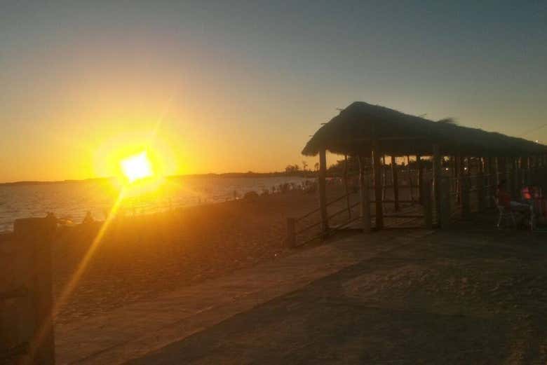 Disfrutando de la puesta de sol en playa Tacuary