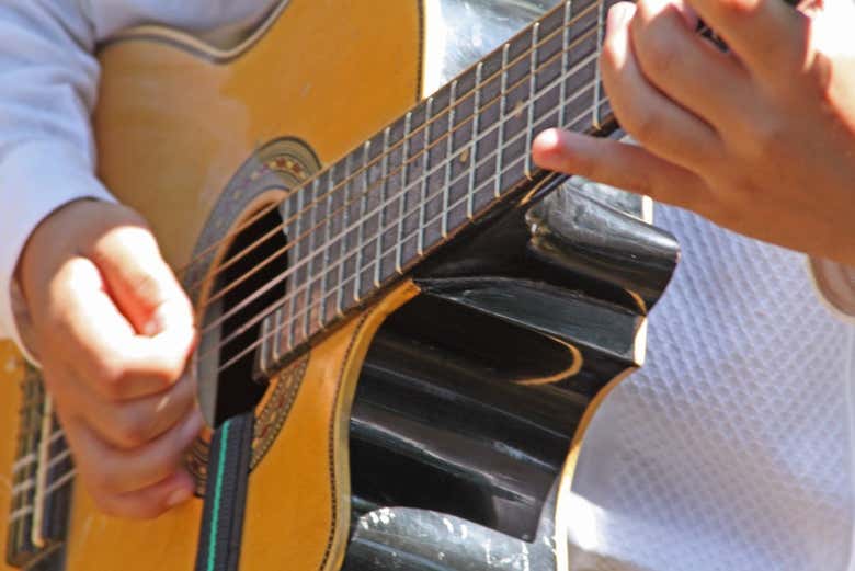 Tocando una guitarra