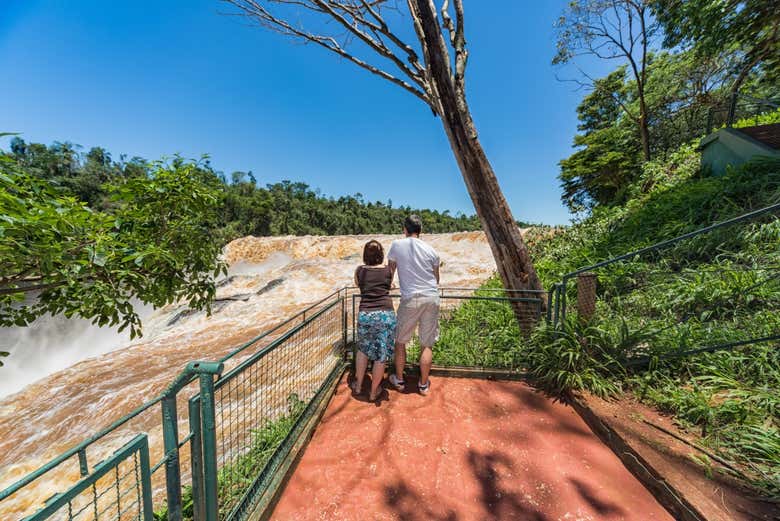 Admirando las cataratas de los Saltos del Monday