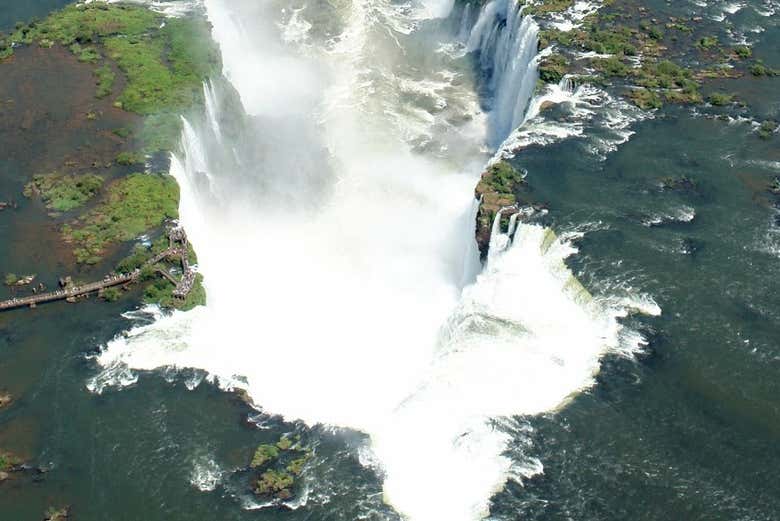 Panorámica aérea del lado argentino de las Cataratas del Iguazú