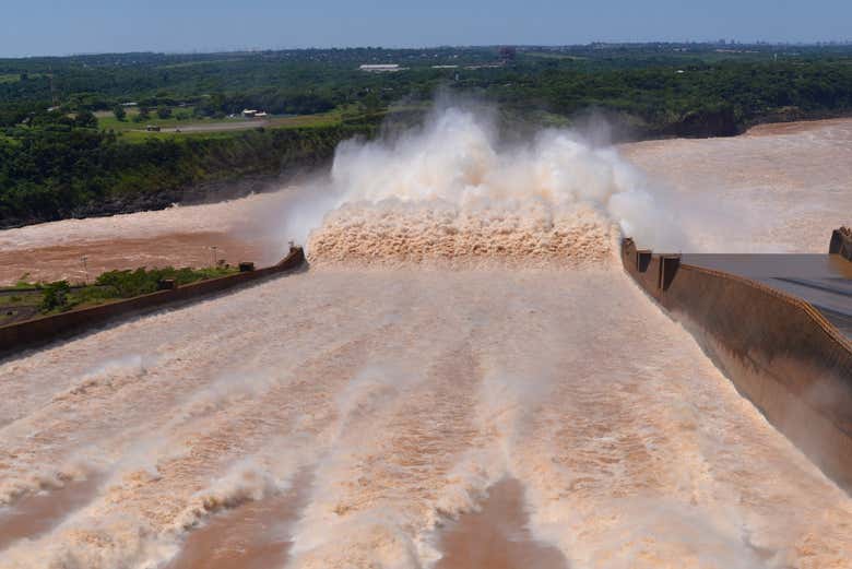 Torrente de la represa de Itaipú