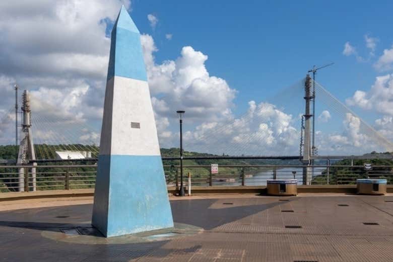 Hito con la bandera argentina en Puerto Iguazú