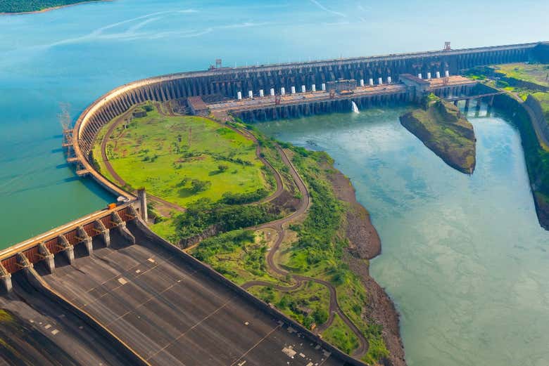 La represa de Itaipú genera energía hidroeléctrica