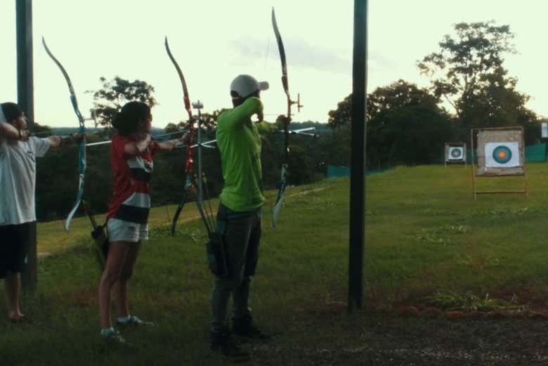 Practicando tiro con arco en el Parque Aventura