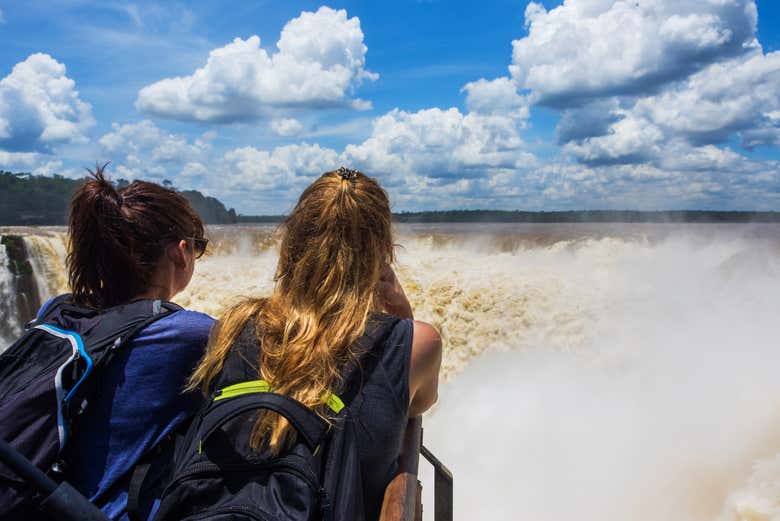 Observando las Cataratas del Iguazú desde el lado argentino