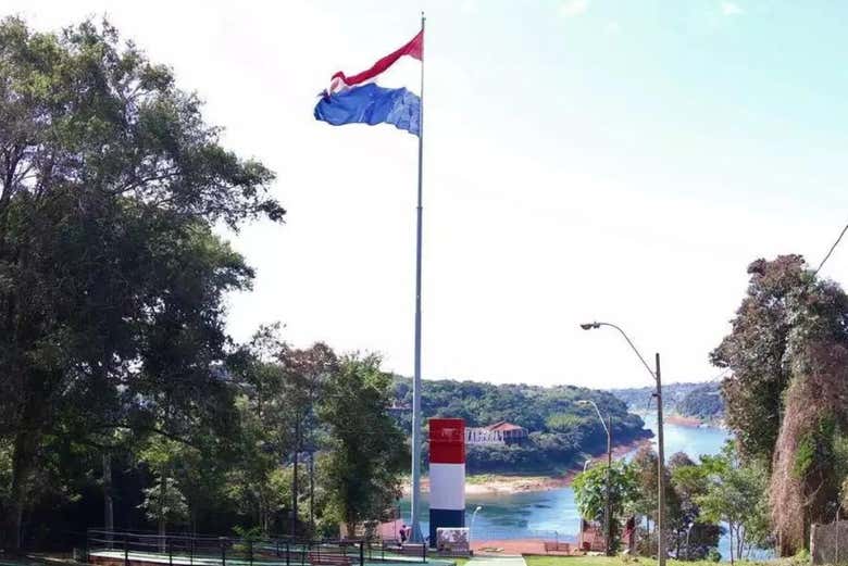 La bandiera del Paraguay svetta sull'Hito de las tres fronteras