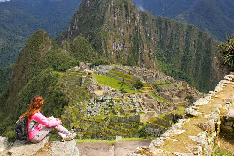 Contemplando le rovine di Machu Picchu