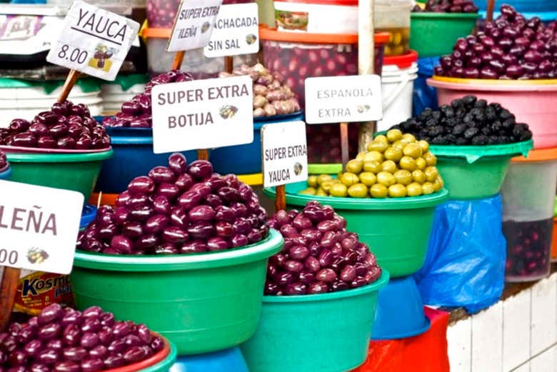 Aceitunas en un puesto del mercado
