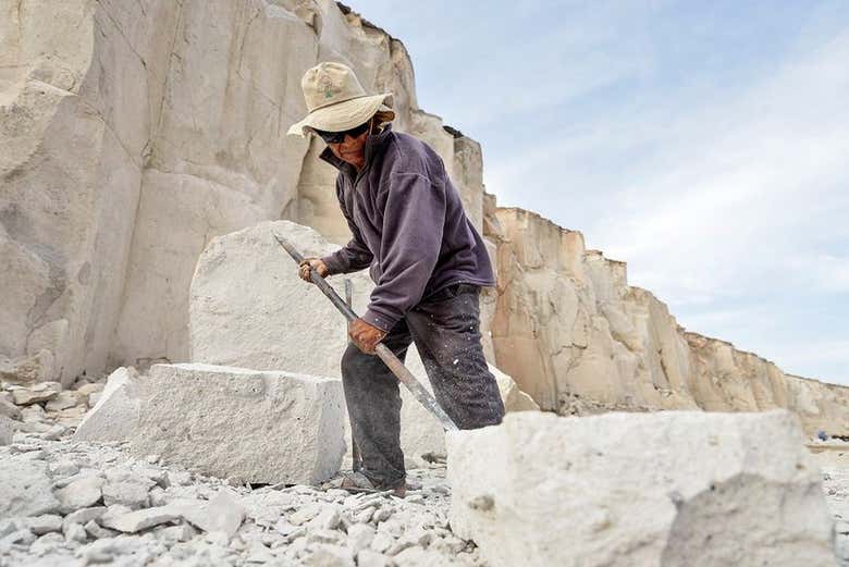 Cantero trabajando el sillar
