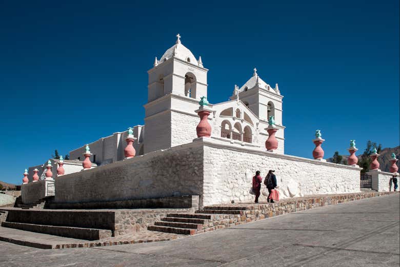 Una iglesia en el pueblo de Maca
