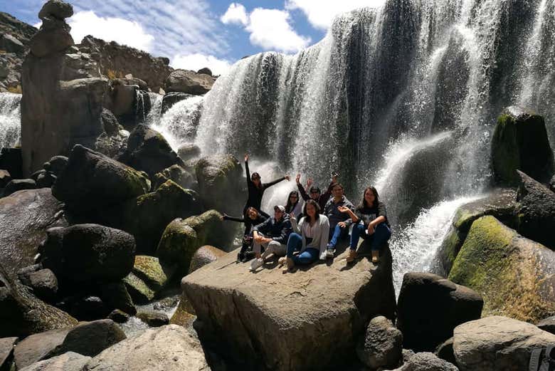 Um dos grupos visitando as cataratas de Pillones