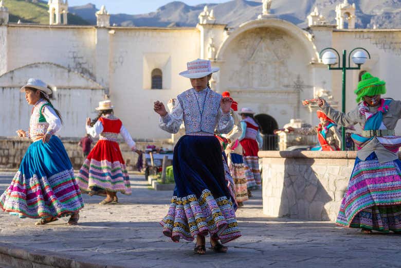 Mujeres de Chivay con sus vestidos tradicionales