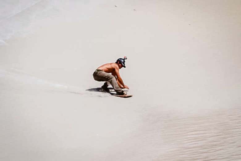 Descendo pelas dunas do deserto