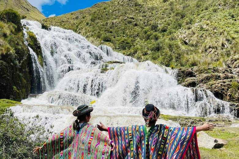 Admirando las cascadas de Sarhua
