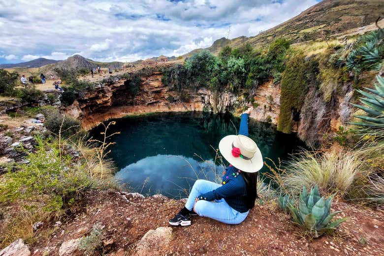 Admirando el enigmático cenote de Chapalla