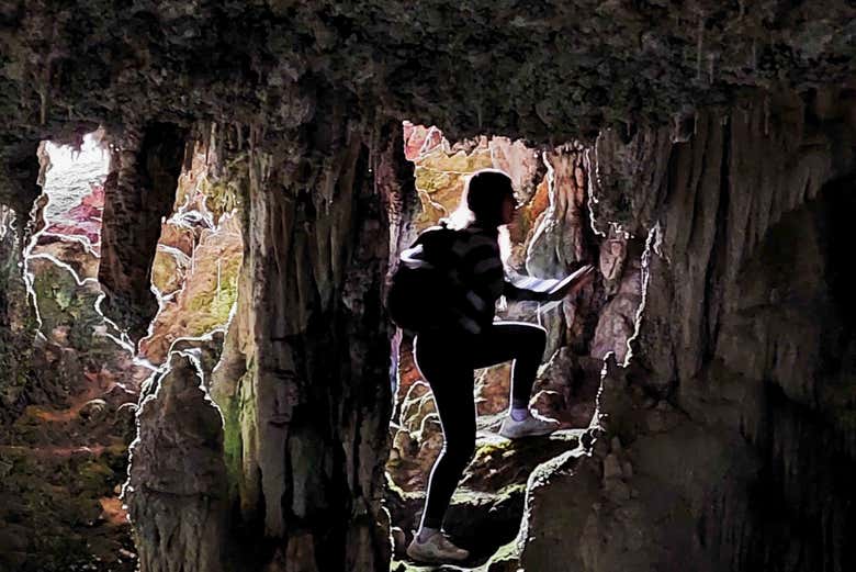 Explorando la profunda cueva de Anjaramachay