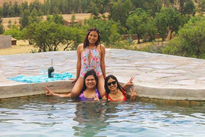 Amiche facendo un bagno termale