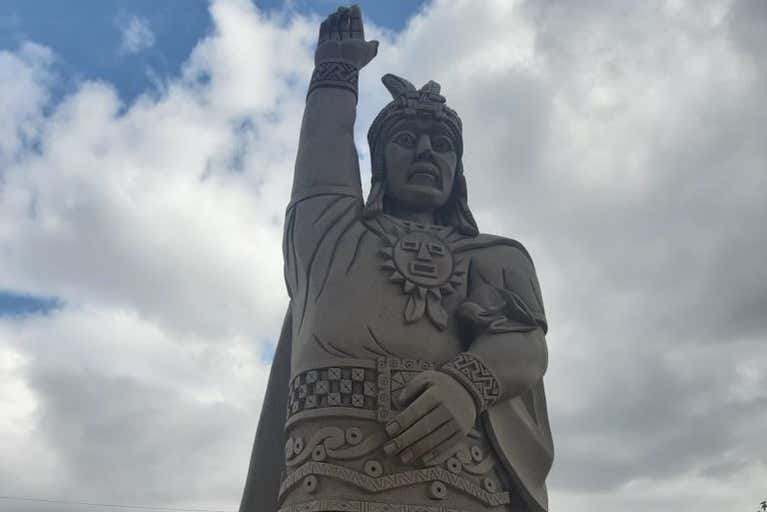 Estatua de varios metros de altura