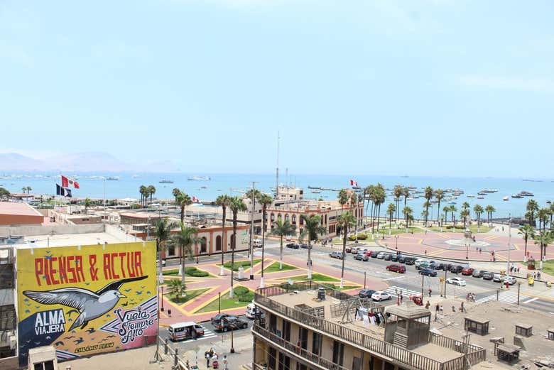 Puerto de Callao y mural