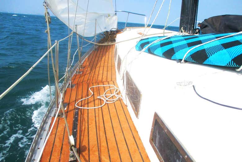 Sailing to El Frontón Island