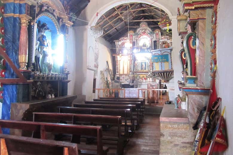 Interior da igreja de San Pedro de Pari