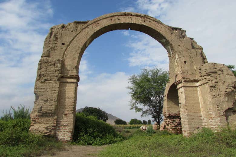 Arch of an old Zaña building