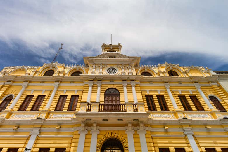 Admirando la fachada del Palacio Municipal de Chiclayo