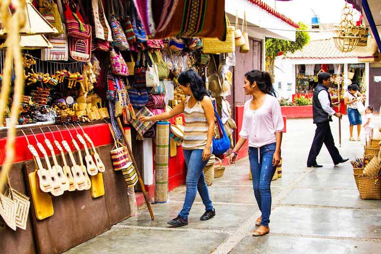 Arts and crafts market in Monsefú