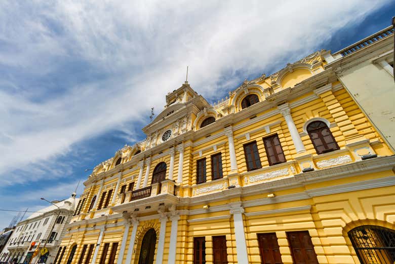 Observando uno de los edificios más emblemáticos de Chiclayo