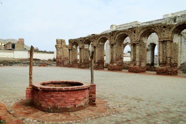 Strolling among the ruins of Zaña