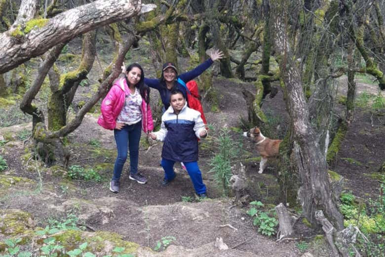 Una familia disfrutando de la naturaleza