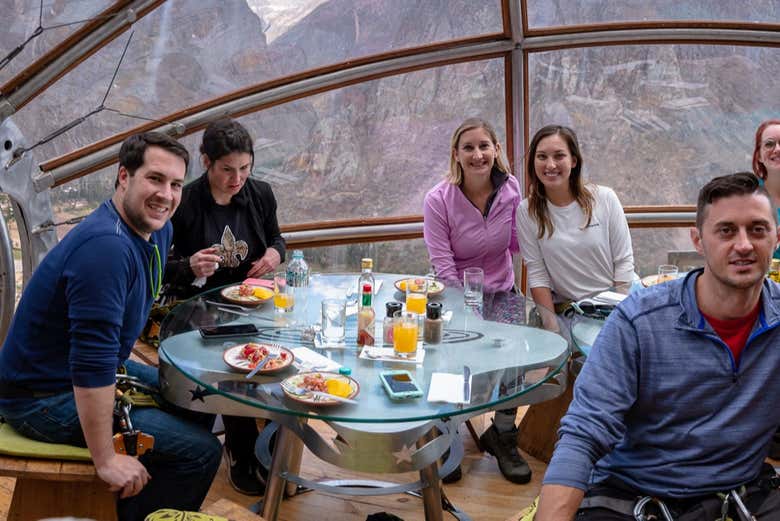 Almoçando no Skylodge com amigos