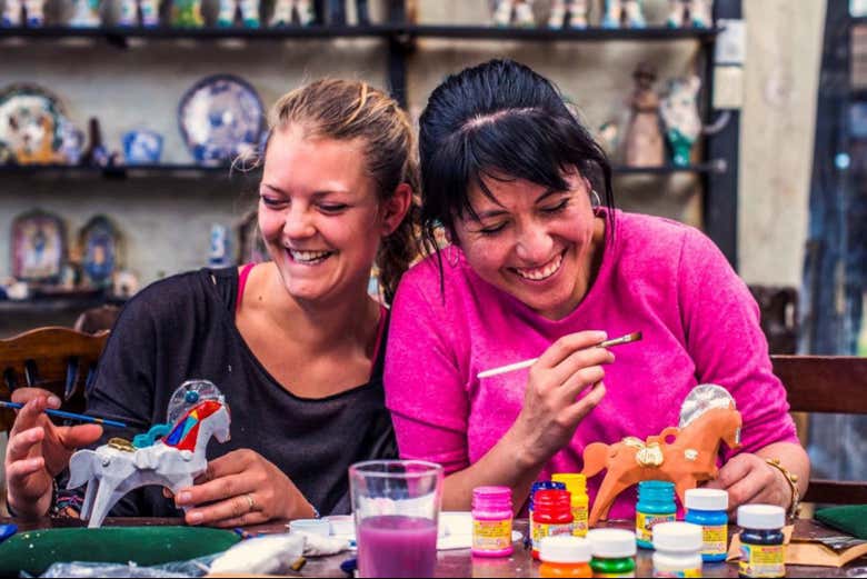 Amigas disfrutando del taller de artesanía cusqueña