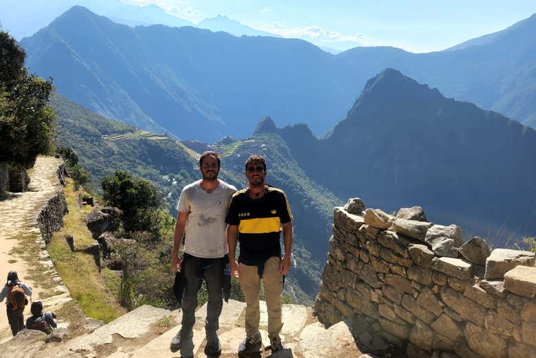 Dos amigos realizando el tour