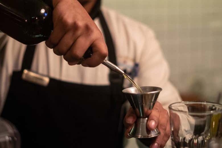 Elaborando um coquetel com pisco