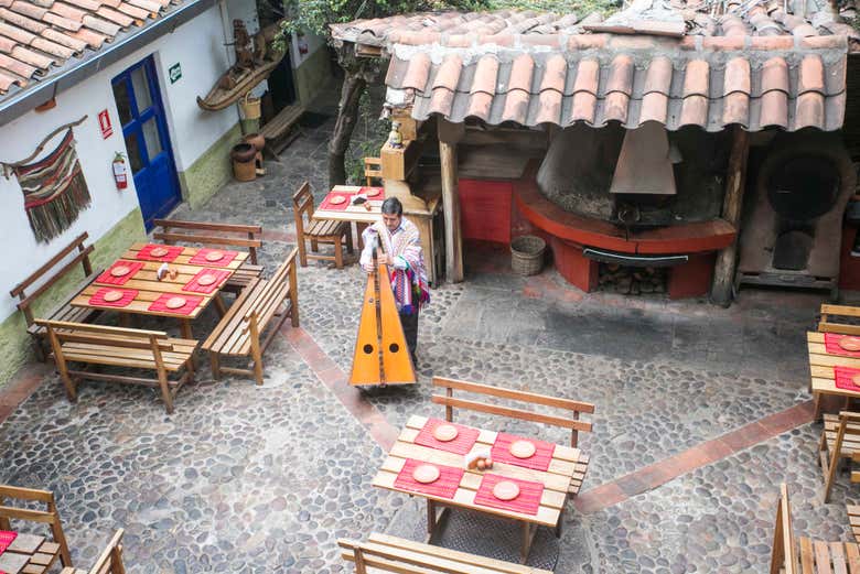 Um harpista lhe dá as boas-vindas