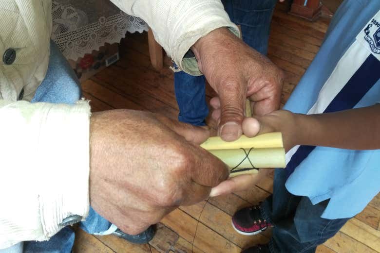 Unindo os tubos da flauta de pã