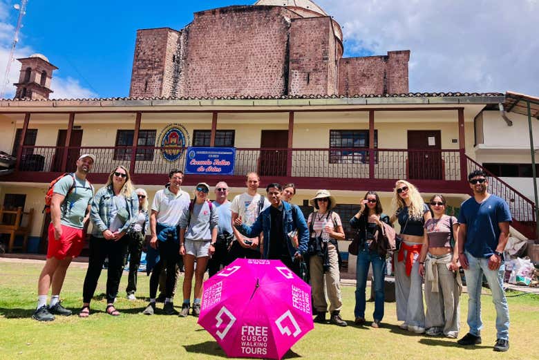 Um grupo de pessoas sorri para uma foto em um edifício histórico
