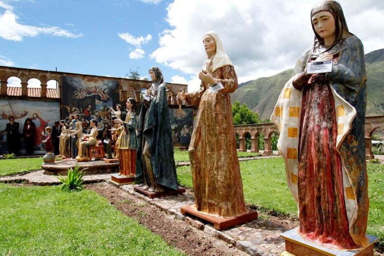 Esculturas no pátio da fazenda