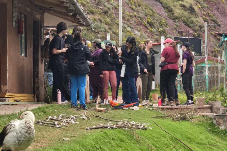 Disfrutando de la visita guiada por el santuario Cochahuasi