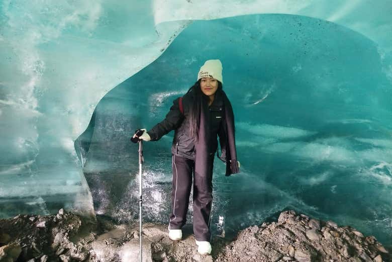 Explorando la cueva de hielo del glaciar Quenccaya